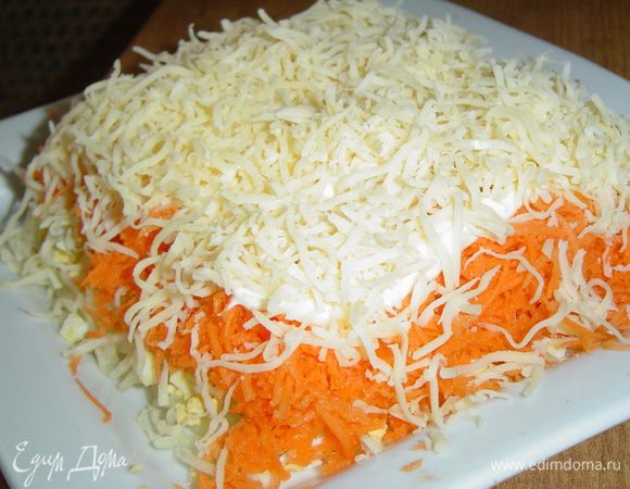 Еще раз повторяем слои.
Вот и все, наш вкусный салатик готов. Приятного аппетита!