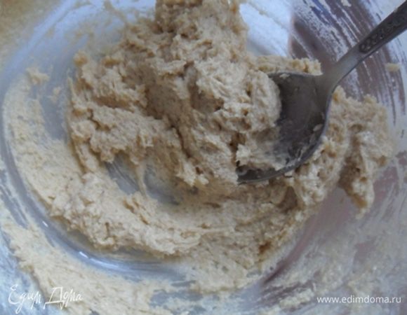 Масло взбить с сахаром, добавить просеянную муку, соду, растворенную в воде, и хорошо вымешать.