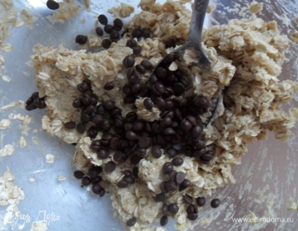 Добавить овсяные хлопья, шоколад, еще раз хорошо перемешать.