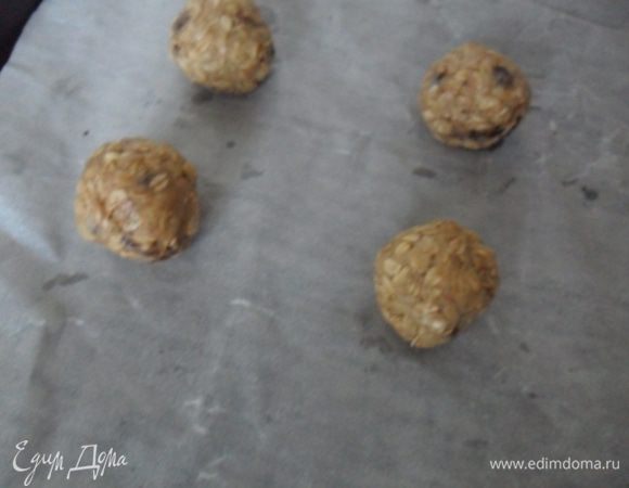 Сформировать шарики и выкладывать на противень, застеленный бумагой. Выпекать около 12-15 минут при 170 градусах. Дать остыть, затем, подавать.