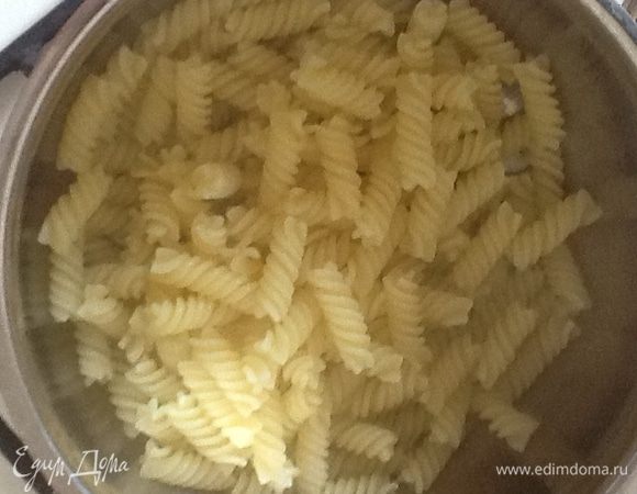 Отварить пасту до состояния "аль-денте".