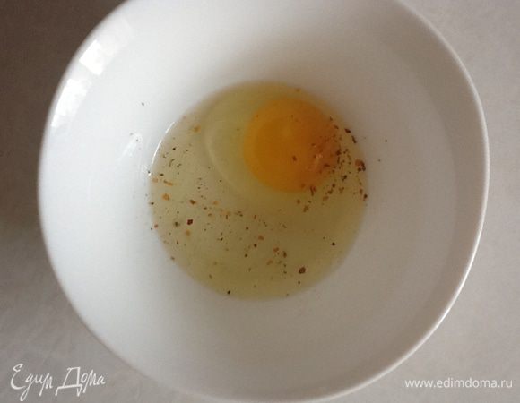 В отдельной миске взбить яйцо и приправы.