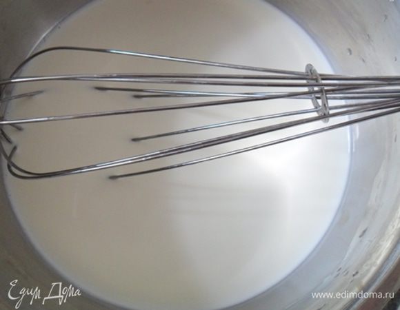 В сотейник вылить сливки с молоком, добавить 1 ст. ложку сахара и довести массу до кипения, помешивая, чтобы ничего не пригорело.