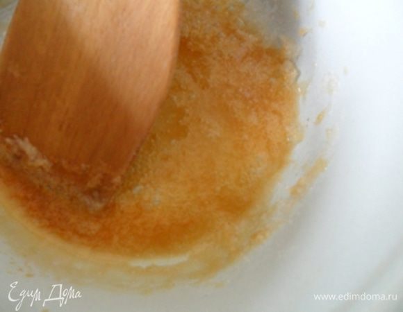 Теперь нам нужно приготовить карамель. Для этого 3 ст. ложки сахара мы высыпаем в кастрюльку, добавляем 1 ст. ложку воды, ставим на маленький огонь и перемешиваем до тех пор, пока сахар не станет коричневым и не превратится в тягучий сироп. Аккуратно, не передержите, иначе карамель пригорит.