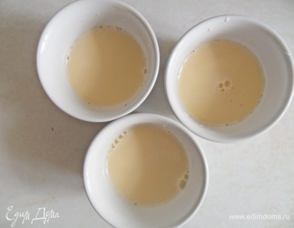 Яйцо, желток и оставшийся сахар взбить. Добавить молочно-карамельную смесь, ванилин и хорошо перемешать. Процедить и разлить по формочкам.