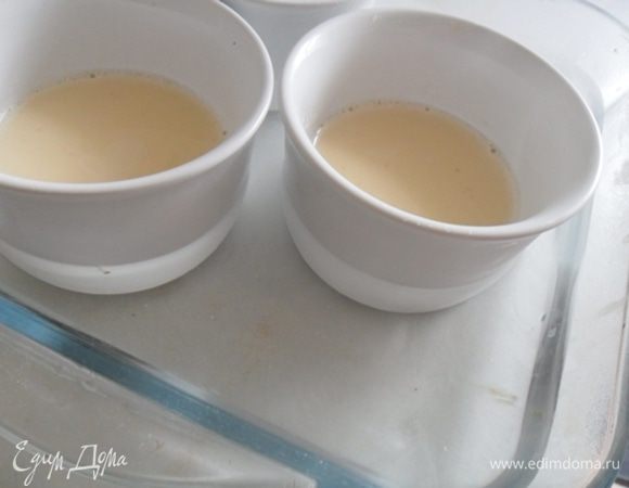 Формочки поставить в противень, наполовину наполненный горячей водой, и поставить в духовку на 25 минут при 170 градусах. Готовый крем немного подрагивает в серединке.
Остудить в холодильнике не менее 3 часов, а лучше ночь.