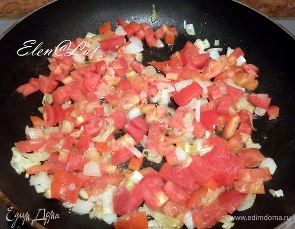 Добавить нарезанные помидоры. Обжаривать 3 минуты.
