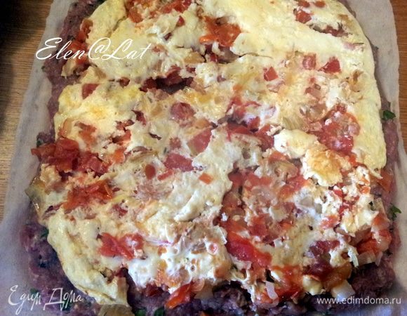 Фарш разложить на фольгу или на полотенце в виде прямоугольника. На него выложить начинку.