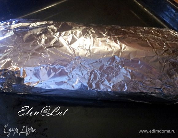 Плотно завернуть в фольгу. Запекать в духовке при 180 С примерно 30 минут.