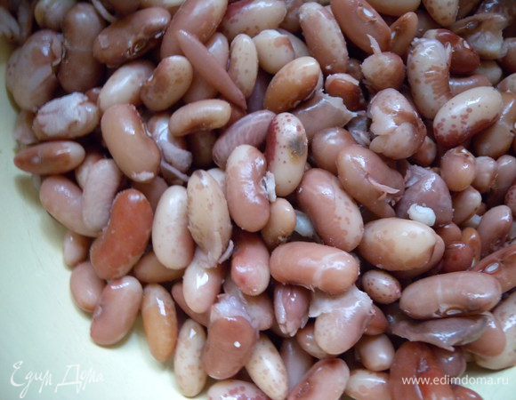 Промыть, залить водой фасоль и дать набухнуть (я ставлю на ночь). Слить воду, залить новой и сварить до готовности. 