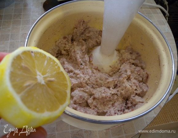 Откинуть на дуршлаг и дать полностью остыть. Высыпать в глубокую миску. добавить сок половины лимона, оливковое масло и немного кипяченой воды. Взбить погружным блендером до пастообразного состояния. Если нужно - добавляем воды. 