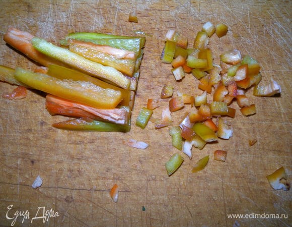 Добавить чеснок подавленный. Я еще иногда добавляю готовый соус тартар (рецепт есть на сайте), маринованный лук или жареный лук. Можно добавить соевого соуса или табаско. 
Порезать болгарский красный перец на маленькие кубики. 