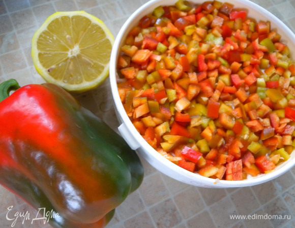 Добавить перец. Иногда я перемешиваю, но тут мне захотелось просто покрыть. Полить сверху оливковым маслом. Хранить в холодильнике.  