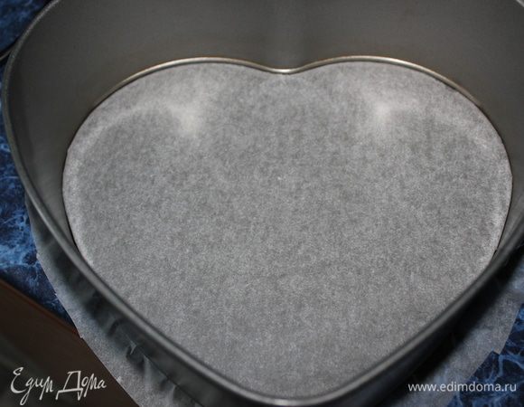 Форму предварительно выстелить пергаментной бумагой и смазать маслом хорошо. 