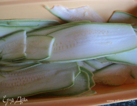 Кабачки порезать тонкими пластинками.