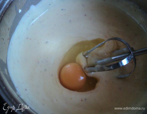 Затем по одному ввести яйца, каждый раз хорошо размешивая. Добавить мускатный орех, соль и перец по вкусу.