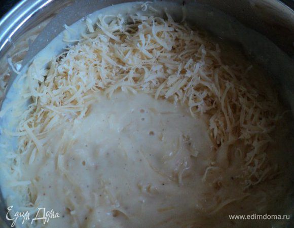 Сыр потереть на терке, базилик мелко порезать, ½  часть сыра добавить к соусу, перемешать.