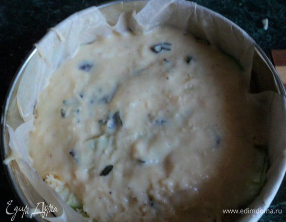 Посыпать тертым сыром и базиликом. Сверху выложить несколько ложек соуса, разровнять.