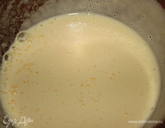 Яйца взбиваем минут 7-9 до пышной массы, она должна увеличится в 3 раза.