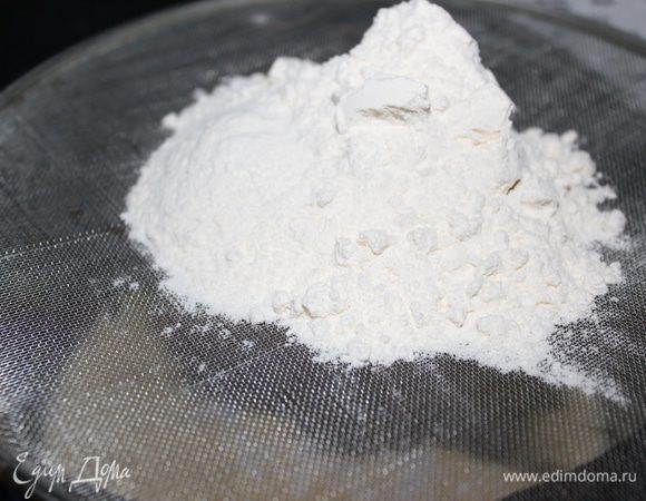 Добавляем аккуратно просеянную муку к яичной массе, очень нежно перемешиваем. Долго не мешать и на высокой скорости блендера или миксера тоже лучше не делать.