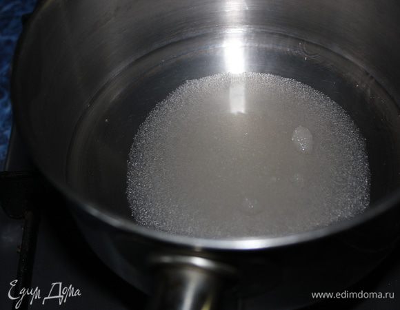 Делаем сироп.Ставим на огонь кастрюльку с водой, насыпаем сахар и помешивая варим до исчезновения сахара.