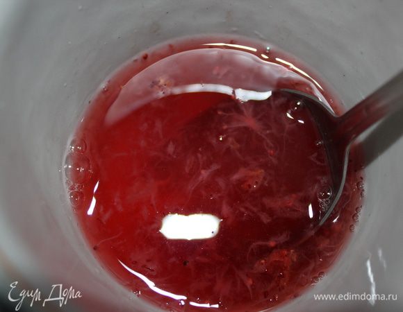 После добавляем сок от засыпных ягод, перемешиваем.