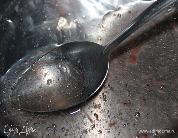 20 гр. желатина замочить в 100 мл. комнатной температуры. Оставить минут на 40. 