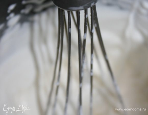 Делаем суфле:
Взбиваем сливки, добавляем сок лимона и йогурт, перемешиваем.