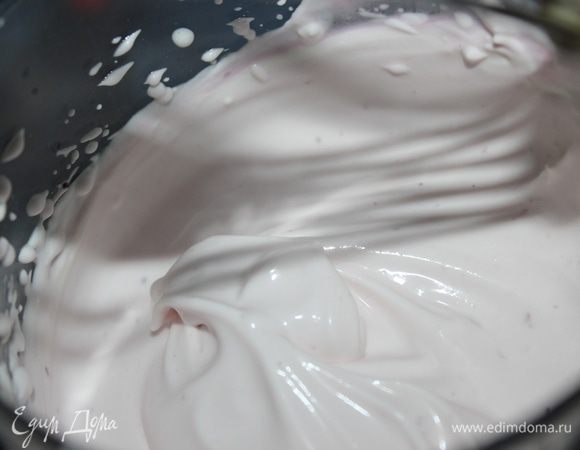 Желатин распустить на огне, но не кипятить, дать немного остыть и половину массы влить в сливки. Перемешать. Другую половину желатина соединить с 2 ст.л. сиропа. По желанию добавить варенья, для тех кто любит,чтобы было сладко, я не добавляла.