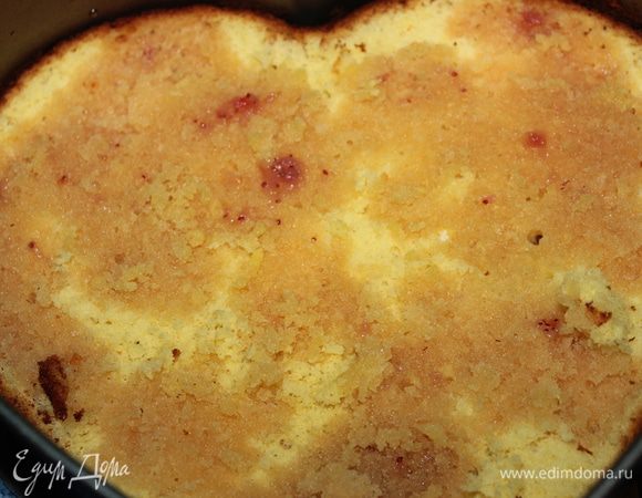 Собираем торт: 
Предварительно вынули бисквит из духовки и остудили его.
Разделили бисквит на 3 части.
Нижний слой пропитали сиропом.
