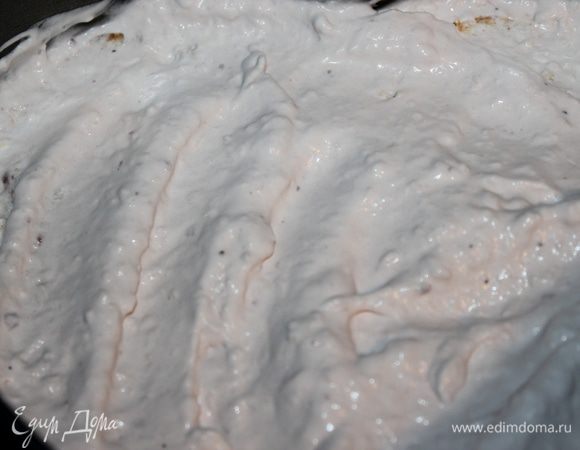 Поверх выложить 1/3 суфле. Далее положить корж и также пропитать и выложить суфле.  Последний корж только обмазываем сливками. У меня при выпечки бисквит с краями формы не соприкасается, поэтому сливки у меня попадали и на бока торта.