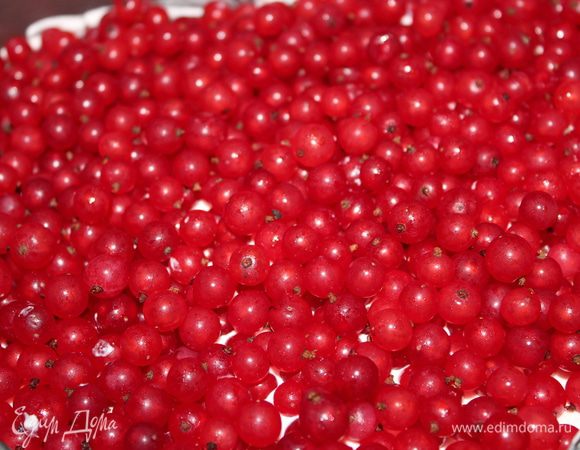 Далее ягоды выложила поверх торта.