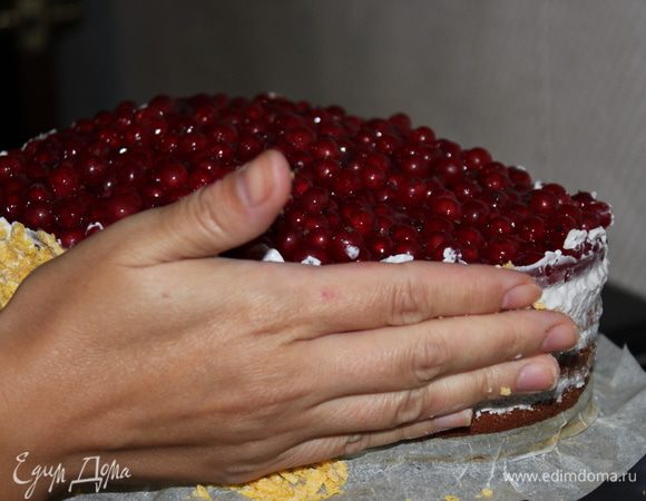 Высвободить наш торт из разъемной формы и сбоку, где находятся сливки, покрыть кукурузными хлопьями. Отправить в холодильник на 4-6 часов или до след.утра)