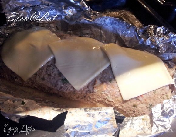 Затем  осторожно развернуть фольгу и на рулет уложить сыр, какой вы любите в моем случае плавленый. Запечь рулет в течение 10-15 минут.