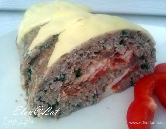 Рулету дать немного остыть, чтобы его можно было красиво нарезать. Все, рулет готов, он очень сочный и вкусный. Угощайтесь)))))