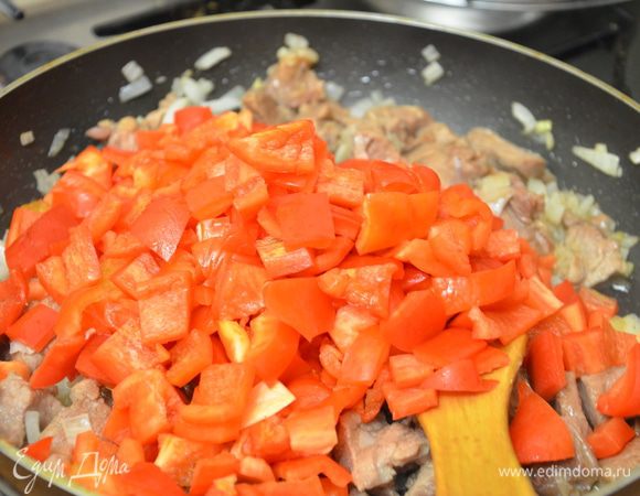 Затем добавить резанный кубиками перец,очищенный от семян....