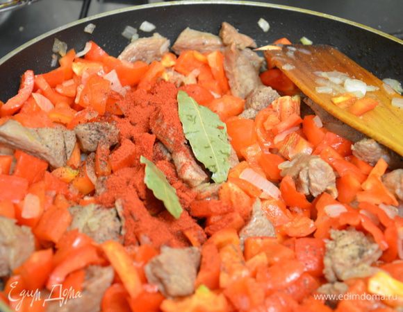 ..лавровый лист,соль,перец молотый черный и паприку.сахар щепотку,уксус.