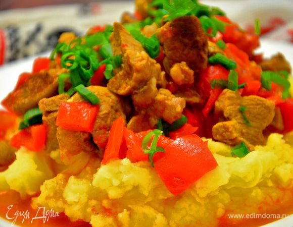 Готовый гуляш подавать с картофельным пюре,сверху присыпав зеленым луком.