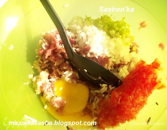 Варим рис. У меня смесь длинозерного и коричневого риса. Смешиваем рис с фаршем. Добавляем яйцо. Мелко нарубленную 1 луковицу, стебель сельдерея, 2-3 зубчика чеснока, и 1 помидор, но без семян и жидкости. Солим перчим и добавляем кориандр. Кстати, это прекрасный способ заставить детей есть овощи= )