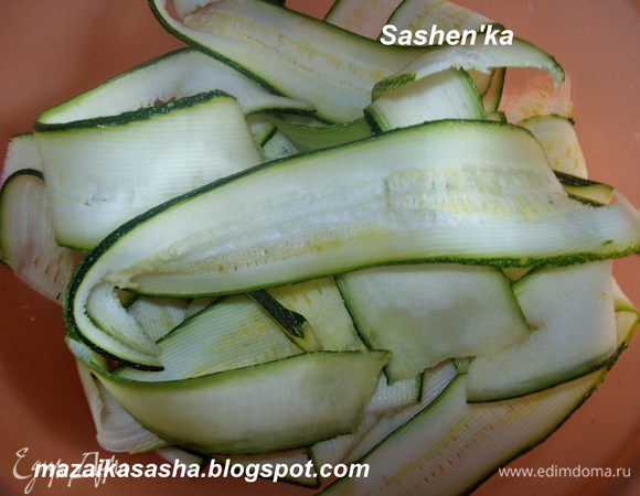 Кабачки моем, срезаем плодоножку и "попку". С помощью овощечистки режем кабачок тонкими слайсами. Если вы будете нарезать кабачок ножом, то советую его сначала припустить в горячей воде, что бы было легче формировать голубцы.