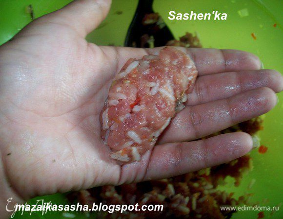 Смачиваем руки в воде и формируем вытянутую котлетку.