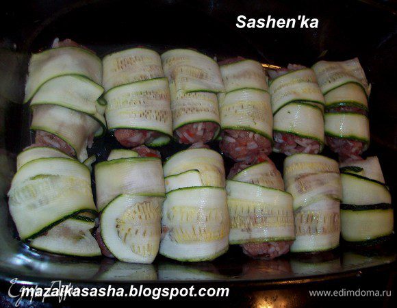 Берем кабачковые ленты и обматываем или котлету. Если одной ленты не хватило возьмите вторую.Тут у нас 3 варианта. Вариант №1. Убираем готовые голубцы в морозилку до того момента когда Вы захотите их приготовить. Варинт №2. Готовим их в пароварке и подаем к столу с йогуртом (очень вкусно, поверьте=)...) Вариант №3 Запекаем голубцы в духовке. Именно этим вариантом я воспользовалась Выкладываем наши голубцы в смазанную растительным маслом форму для выпечки.