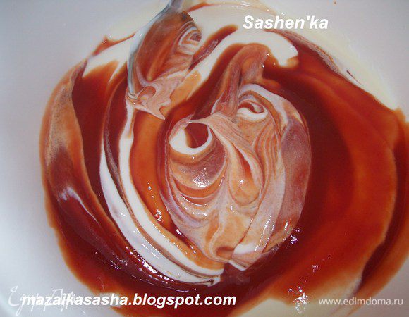 Смешиваем сметану и томатный кетчуп..Если сместь получилась очень густая...то добавьте бульон или воды..до консистенции жидкой сметаны.