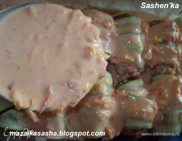 Смешиваем обжаренные овози с сметанно - кетчупной заправкой и заливаем ими голубцы. ставим в разогретую духовку до 200 гр. на 1 час -1ч. 20 мин.