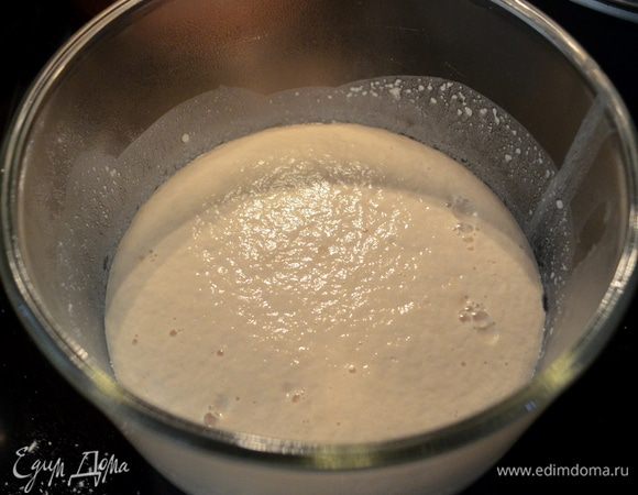 В маленькой миске смешать дрожжи,теплую воду и 1ч.л сахара.Поставить в безветренное место на 10мин.Дрожжи должны поднятся.