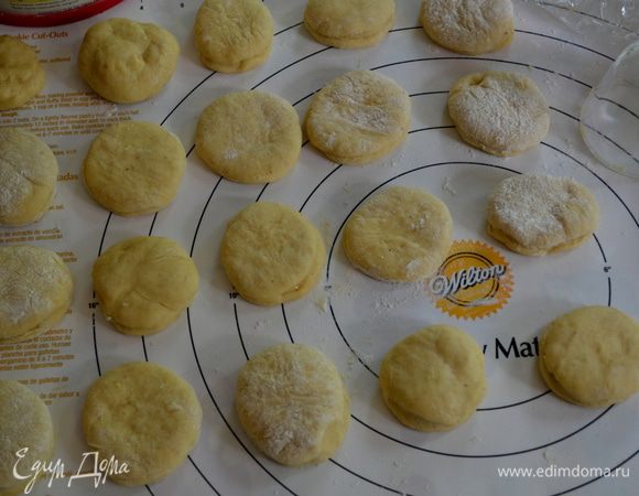 Подготовим рабочую поверхность,припылим мукой.Выложим тесто и раскатаем ,не тонко.Затем вырежем крупной по диаметру стаканом круги.Примерно 20шт.
