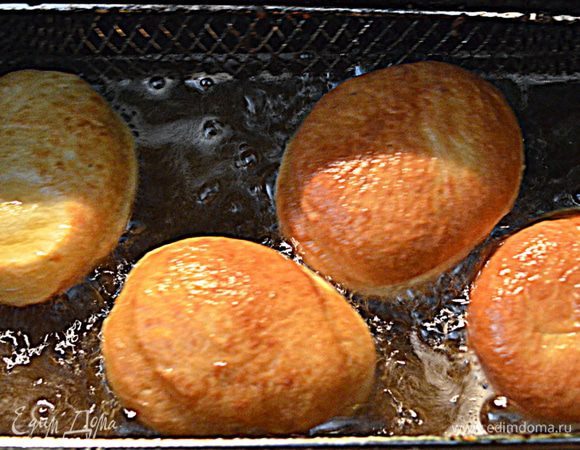 Разогреем фритюрницу до 190гр. Выкладываем наше тесто в разогретое масло каждый раз  порционно, по 4шт.за раз.Жарить по 40секунд.одну сторону,затем перевернуть и столько же 2ю сторону.