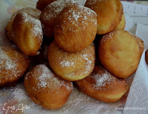 Выкладываем донаты на блюдо с бумажным полотенцем,чтоб масло стекало и впитывало его.Встряхнем на донаты сахар.пудру.