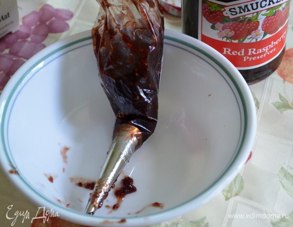 Приготовим кондит.мешок,заполним джемом.