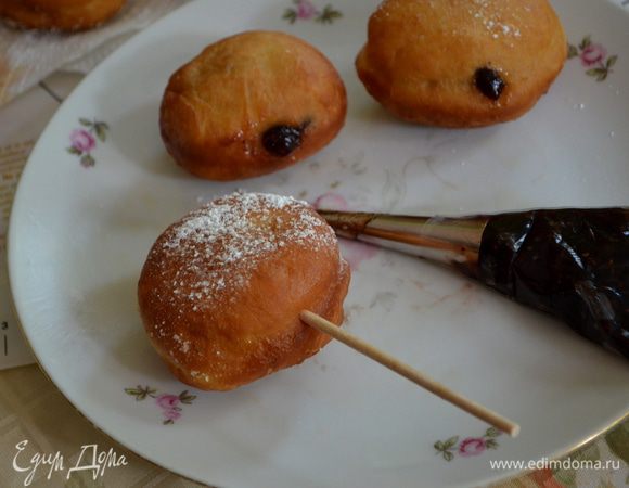 Используя зубочистку или шпажки/шампура/ для шашлыков,протыкаем в середине доната отверстие и заполняем его джемом,небольшими порциями.